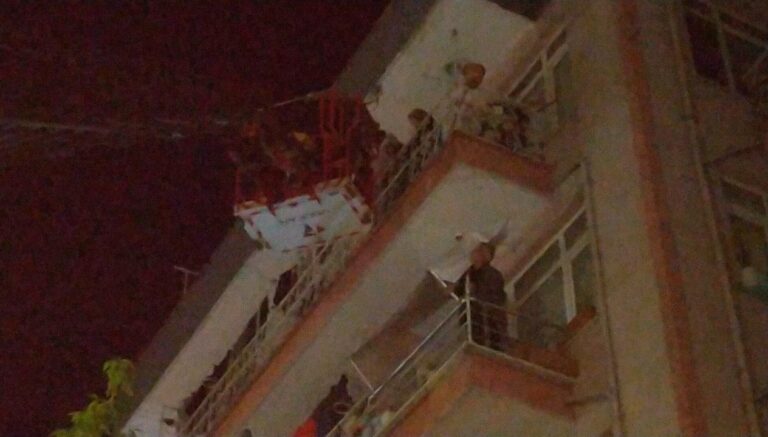 apartmanda-cikan-yanginda-mahsur-kaldilar-enavPtxz.jpg