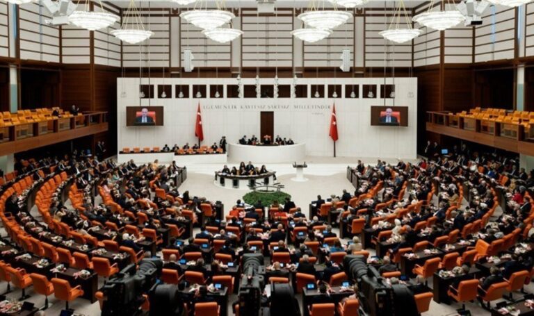 mecliste-aym-tartismasi-23-yildir-kanun-yapmayi-devlet-yonetmeyi-ogrenemediniz-YTh2zILA.jpg
