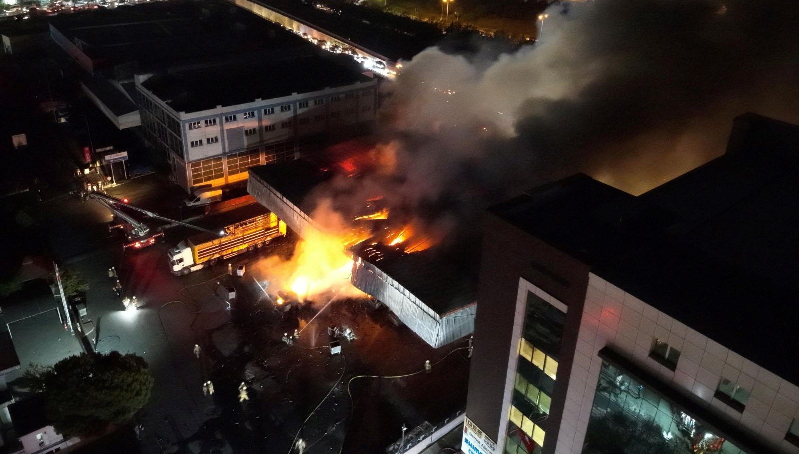 basaksehirde sanayi sitesinde yangin kFNBUaNy