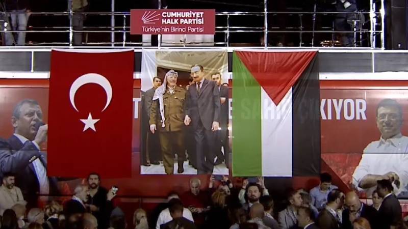 chpnin eyupsultandaki filistine destek mitingine bulent ecevit ve yaser arafatin fotografi asildi rckt1FaP