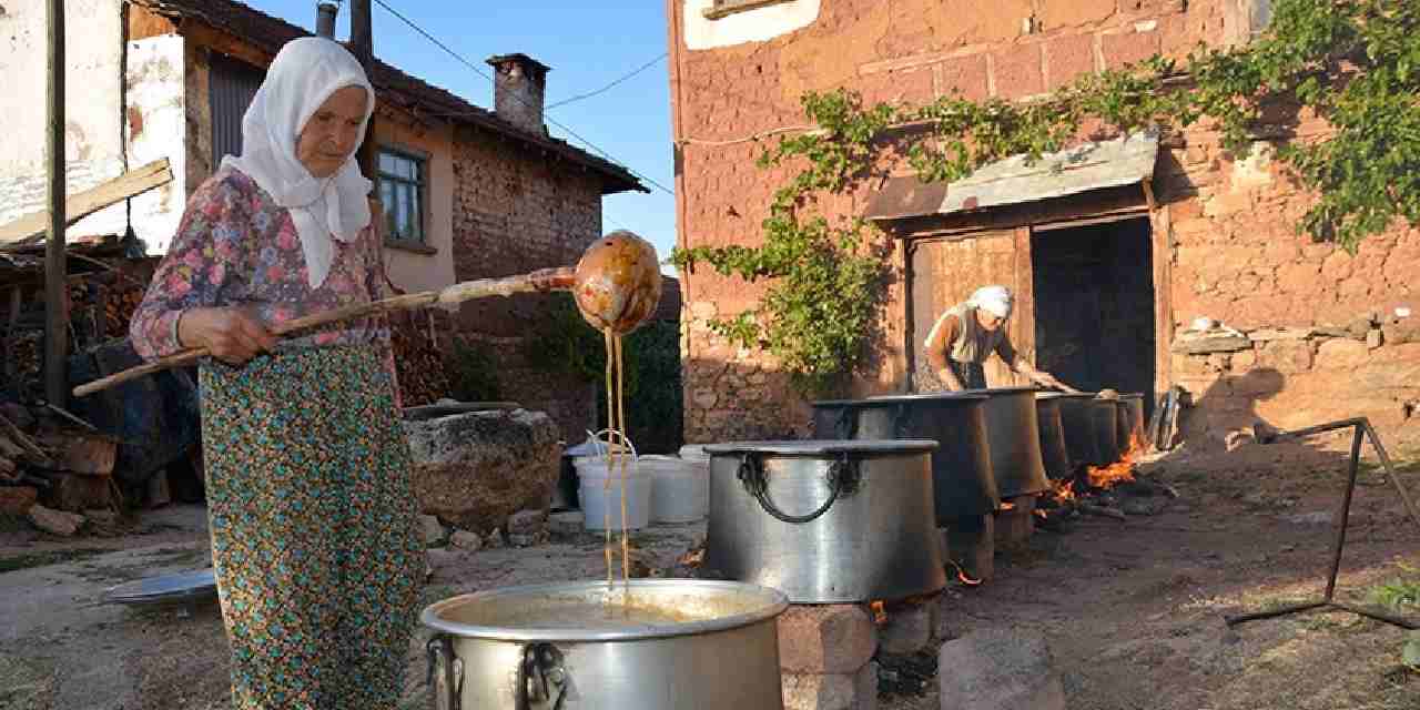 6 saat kazanlarda kaynatilip siseleniyor geleneksel yontemle hazirlaniyor 9iGF77K7.jpg