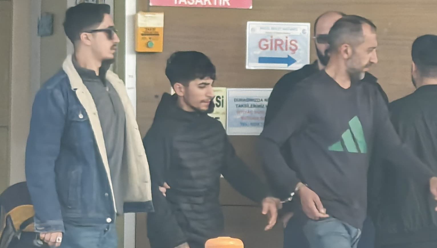 bursada uyusturucuoperasyonu 2 gozalti rhyINJzm.jpg