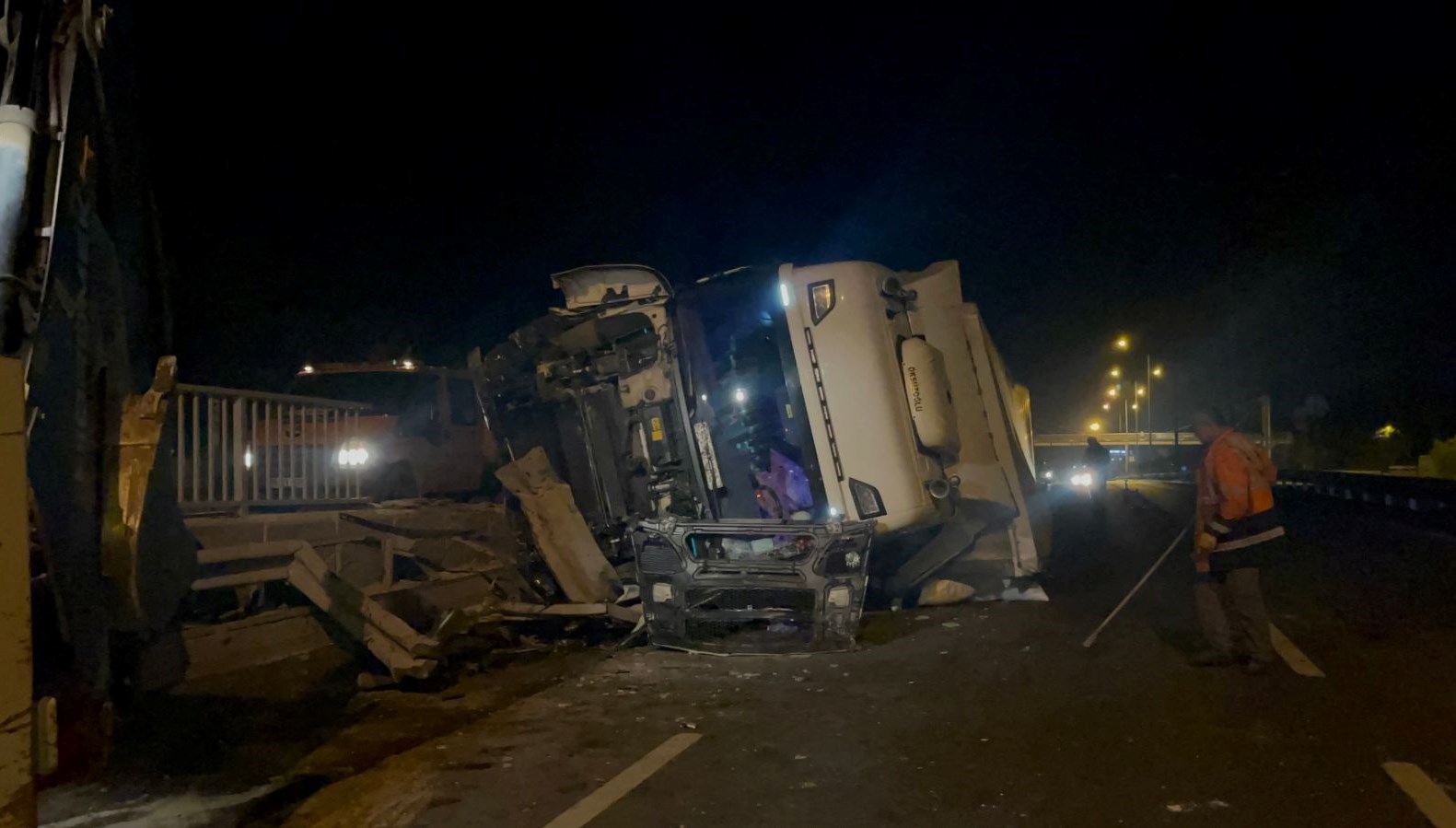 eskisehir ankara yolunda tir devrildi ulasimda aksama yasandi YYXjCh4T.jpg