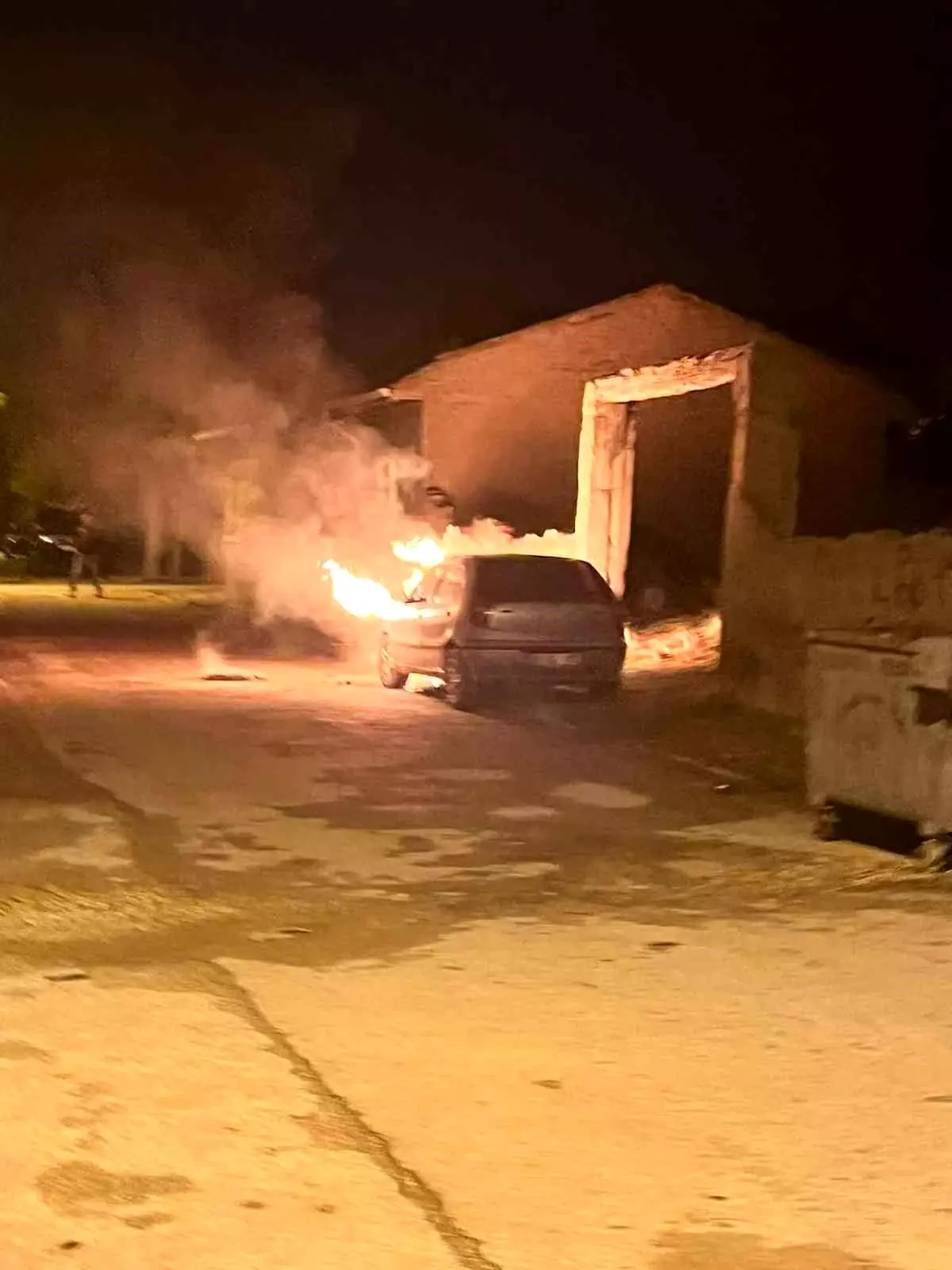 eskisehirde park halindeki otomobil yangini YfEMRcHn.jpg