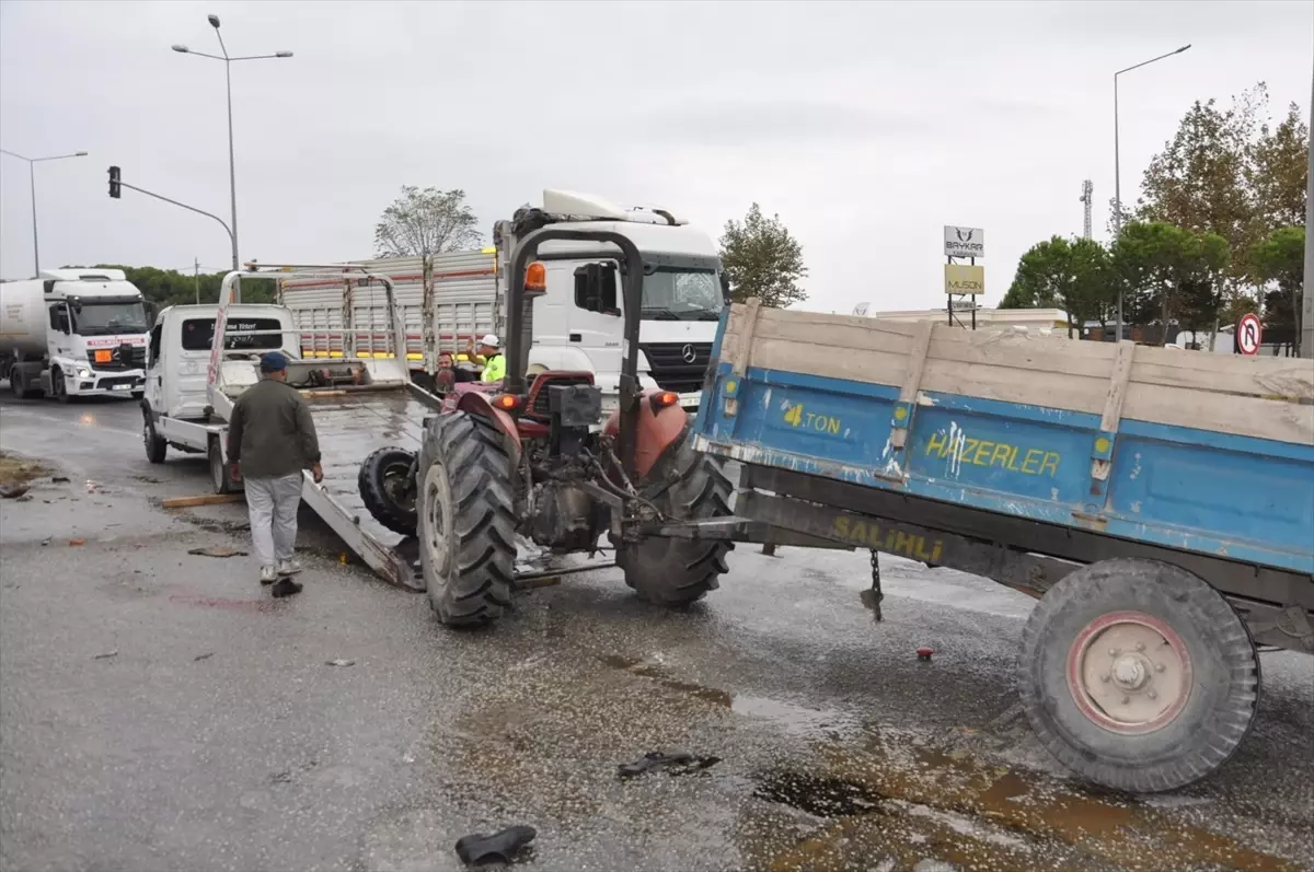 tir ile traktor carpisti 76 yasindaki surucu agir yaralandi wveyZ8B8