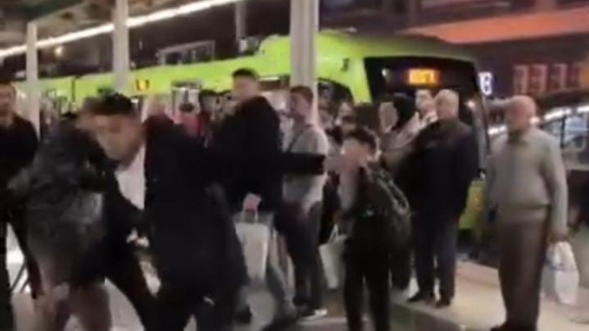 bursada metro istasyonunda cikan kavgada ortalik karisti 4K7SaCjl.jpg
