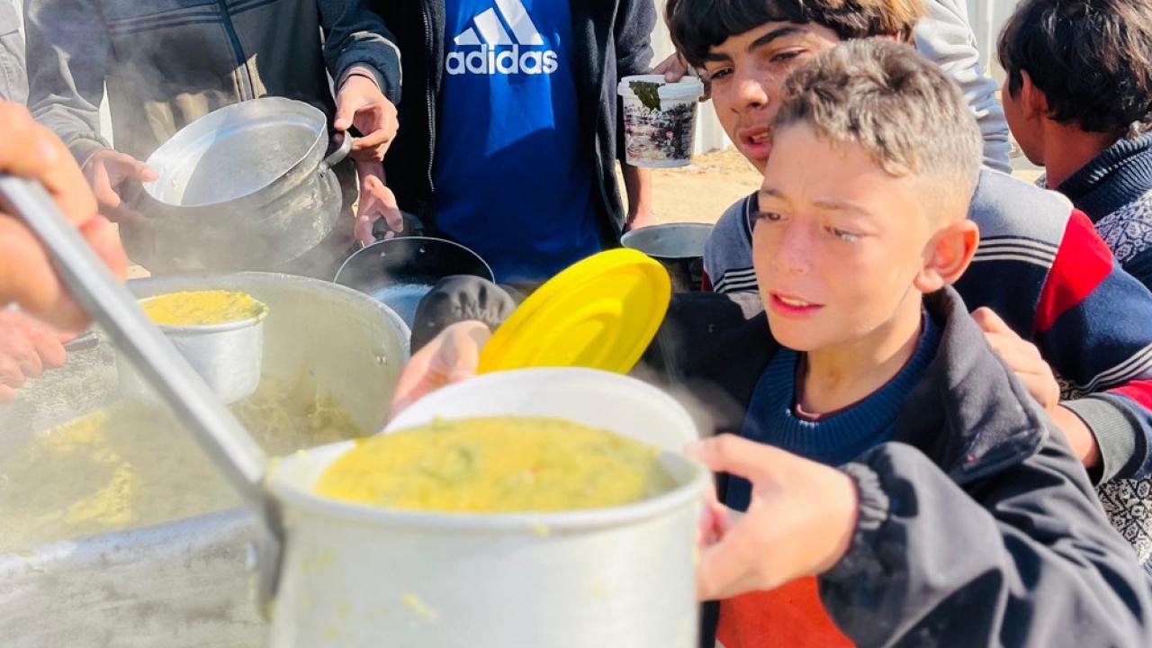 deniz feneri gazzede her gun 22 bin kisiye sicak yemek zx2snYuV.jpg