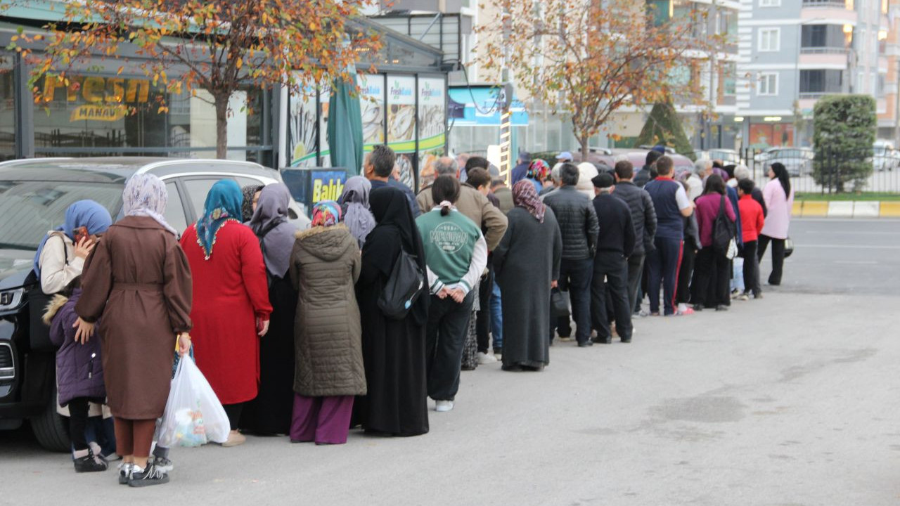 denizi olmayan sehirde hamsi 40 tlye dustu vatandas kuyruk olusturdu 8AqUdqxI.jpg