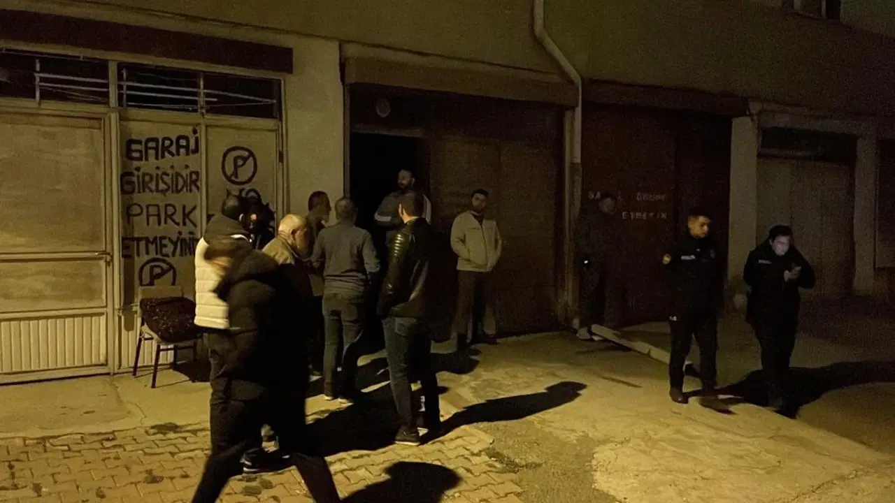 esinden haber alamayinca garaja indi otomobilin icinde olu buldu nWGnKBQD.jpg