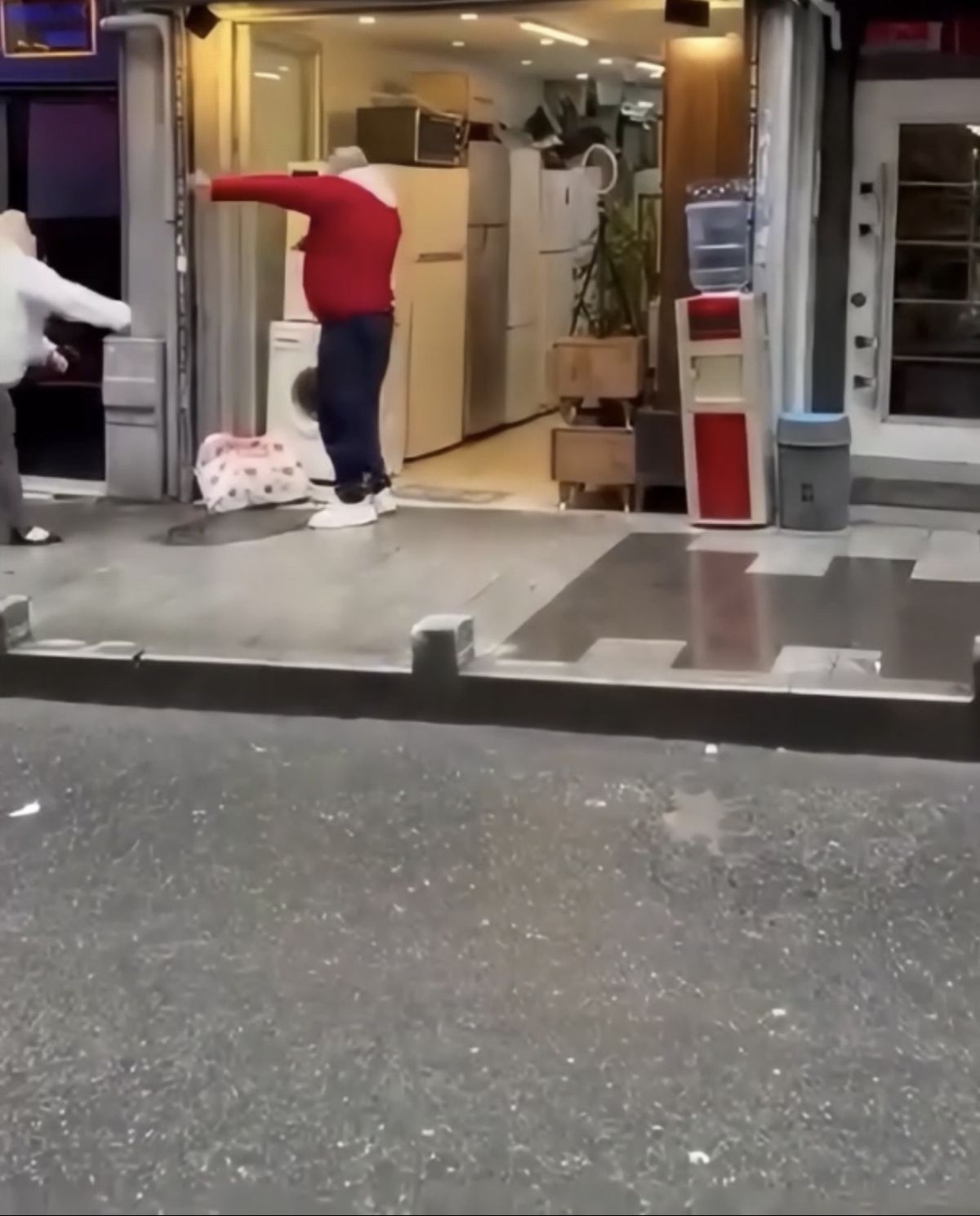 Şişli’de Kadın Spotçuya Saldırdı: Yumruk ve Poşet Fırlatma Olayı