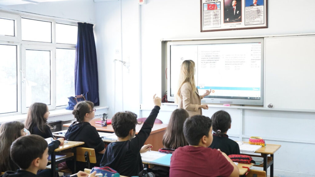 ogretmenlerin-il-ici-istege-bagli-yer-degistirme-takvimi-aciklandi-rI6JPvhE