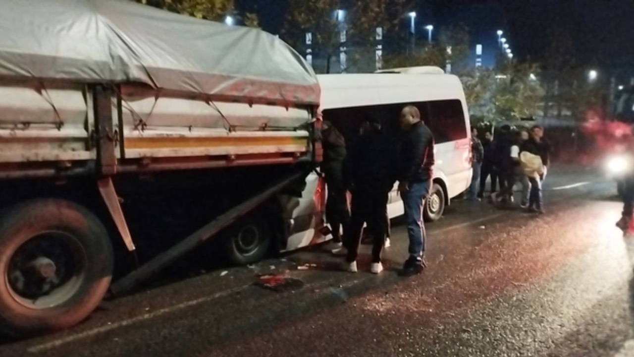 Kocaeli’de İşçi Servisi ile TIR Çarpıştı: Çok Sayıda Yaralı